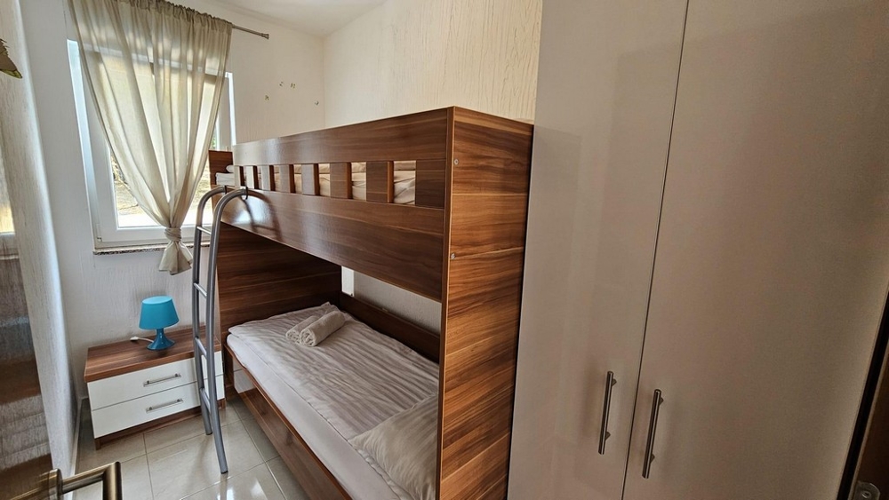 Pokoj s palandou ve zrekonstruovaném dvojdomku s výhledem na moře v Dramalj, region Crikvenica