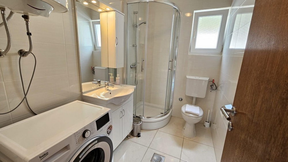 Světlý dvoulůžkový pokoj ve zrekonstruovaném dvojdomku s výhledem na moře v Dramalj, Crikvenica