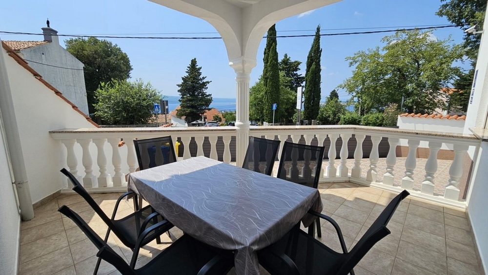 Bazén s modrou vodou vedle zrekonstruovaného dvojdomu v Dramalj, region Crikvenica