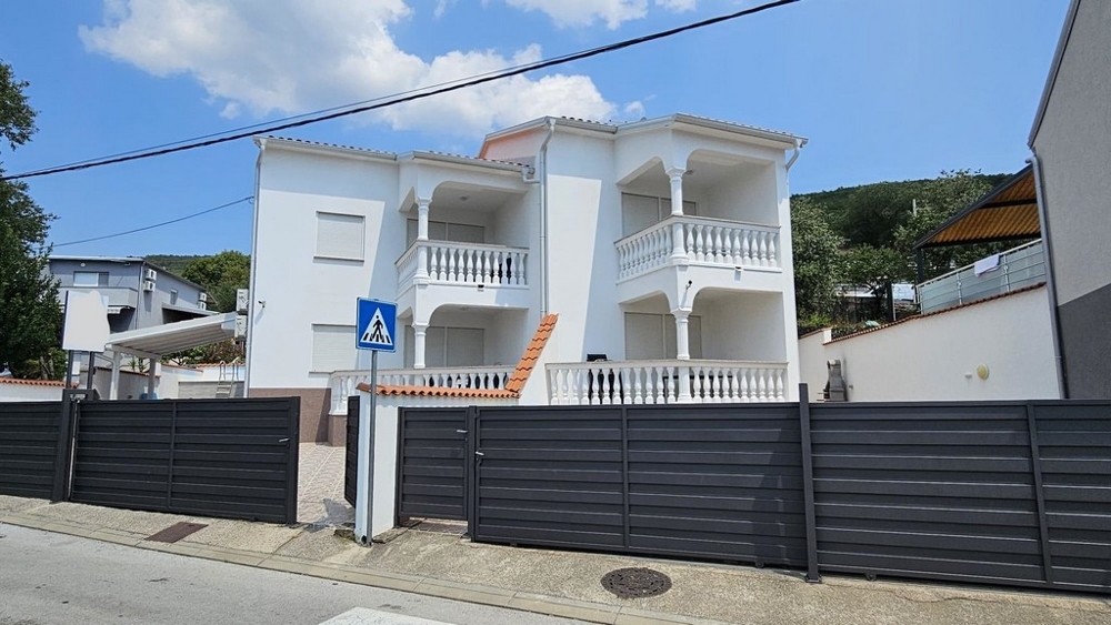 Vnější pohled na zrekonstruovaný dvojdomek se žlutou fasádou a balkony v Dramalj, region Crikvenica