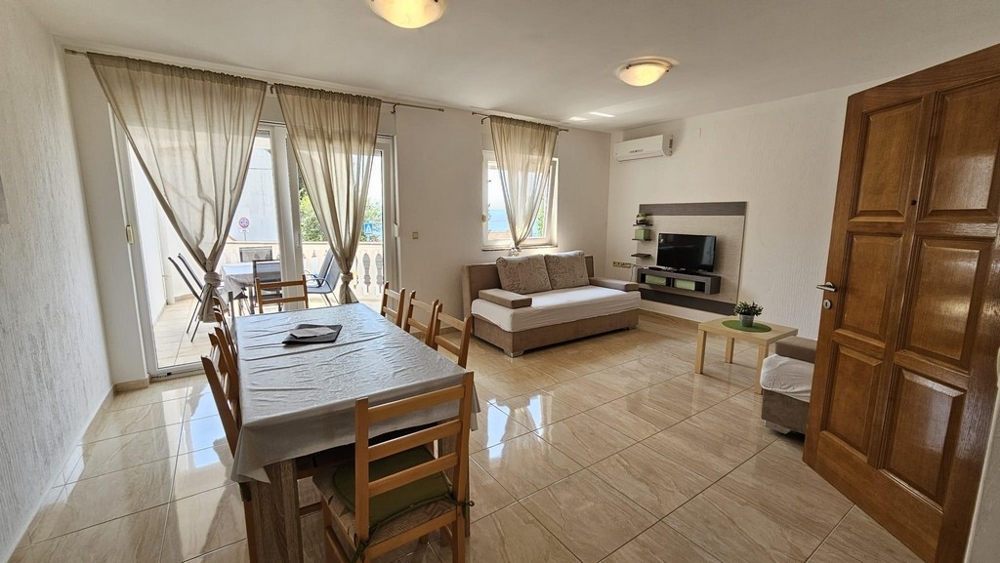 Vstupní prostor zrekonstruovaného dvojdomu s dlážděnými podlahami a rostlinami v Dramalj, region Crikvenica