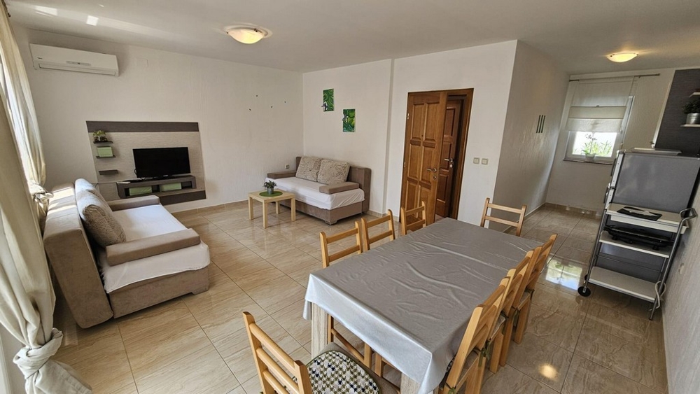 Moderní kuchyně ve zrekonstruovaném dvojdomu s přístupem do obývacího pokoje v Dramalj, Crikvenica