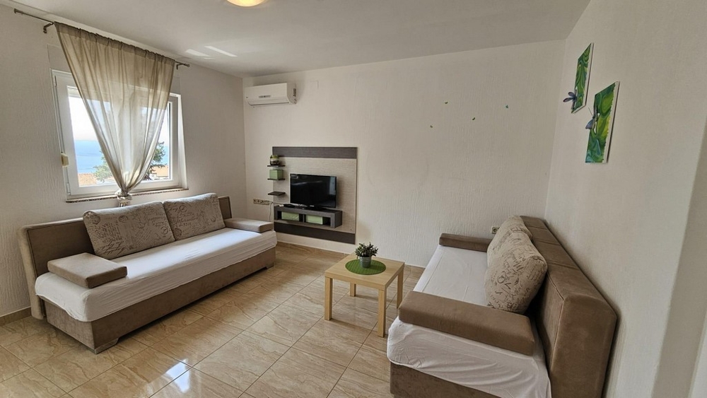 Jídelna s přímým přístupem na terasu ve zrekonstruovaném dvojdomu v Dramalj, Crikvenica