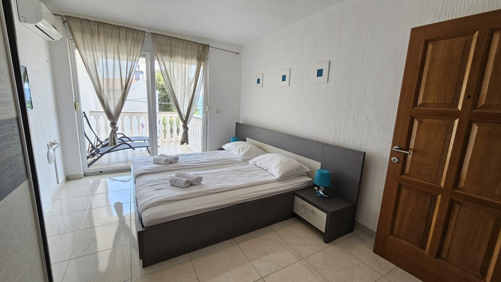 Obývací pokoj s jídelním koutem ve zrekonstruovaném dvojdomu v Dramalj, region Crikvenica