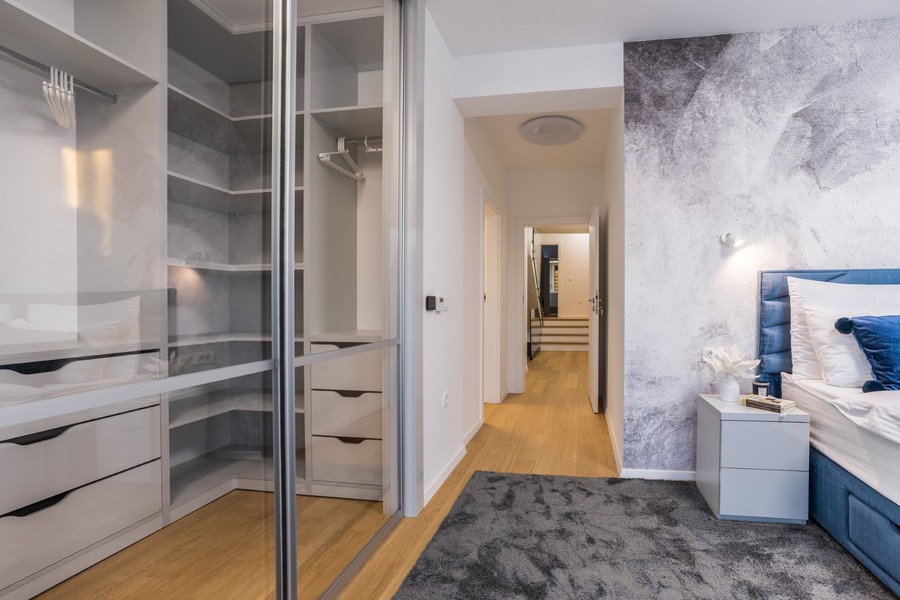 Šatna v hlavní ložnici této luxusní chorvatské nemovitosti.
