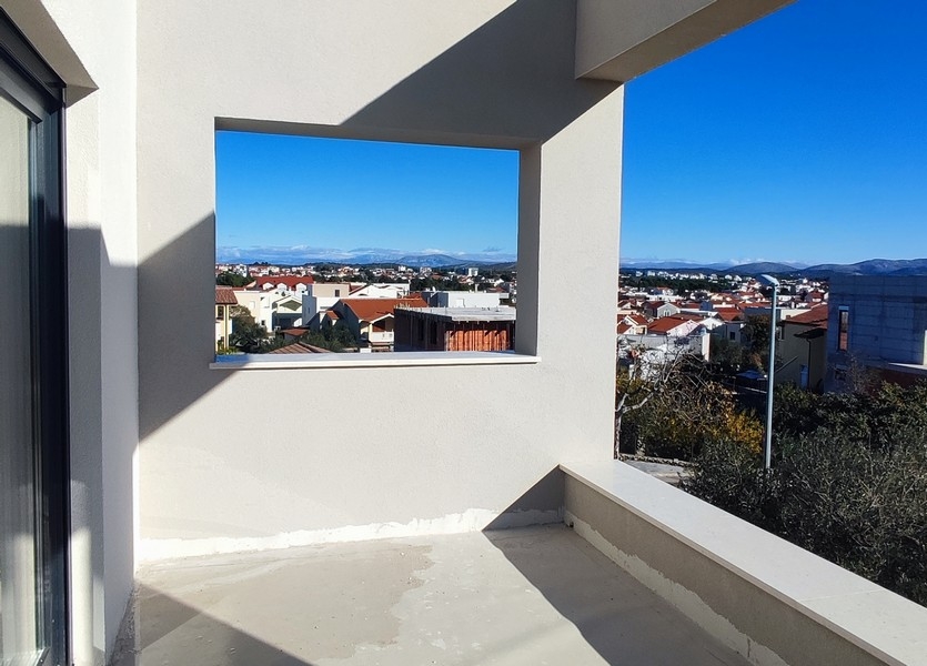 Vila s bazénem v Dalmácii, moderní vila ve Vodicích s velkou terasou a stromy