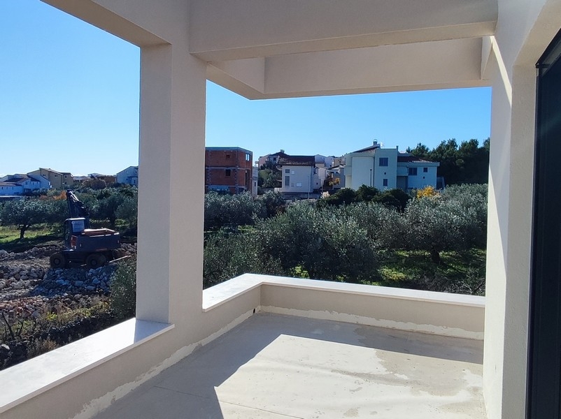 Nemovitosti v Chorvatsku, Vodice, čelní pohled na moderní vilu s parkovacím místem