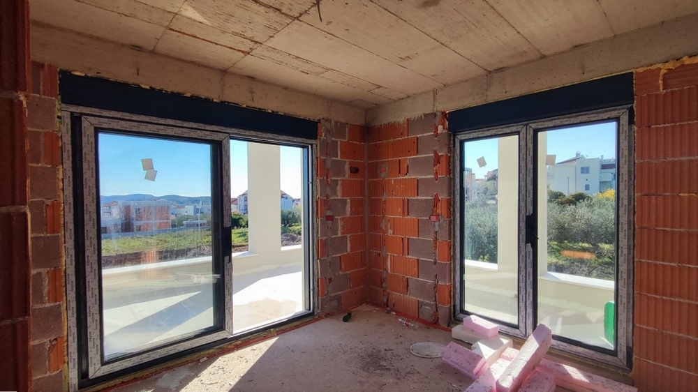 Obývací pokoj s výhledem na terasu.