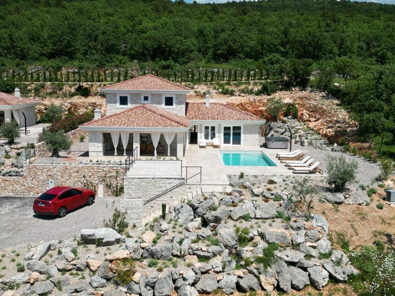 Nová vila s bazénem a výhledem na moře na prodej v Chorvatsku.