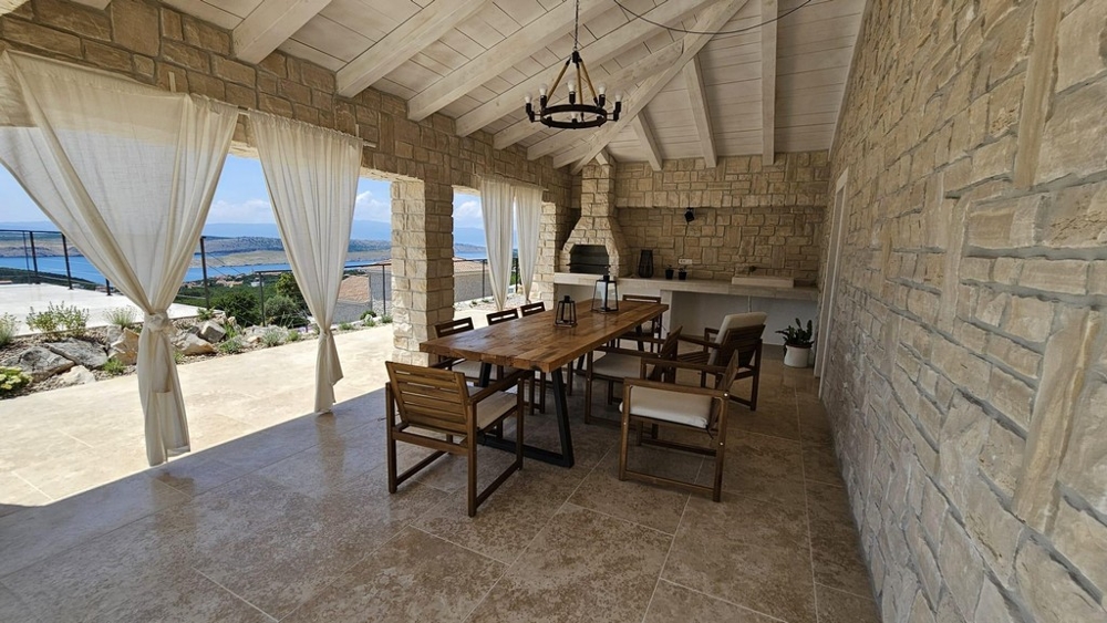 Terasa s grilem a výhledem na moře.