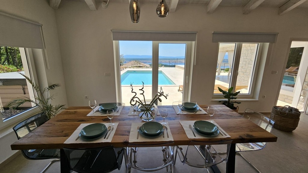 Jídelna s výhledem na bazén a moře.