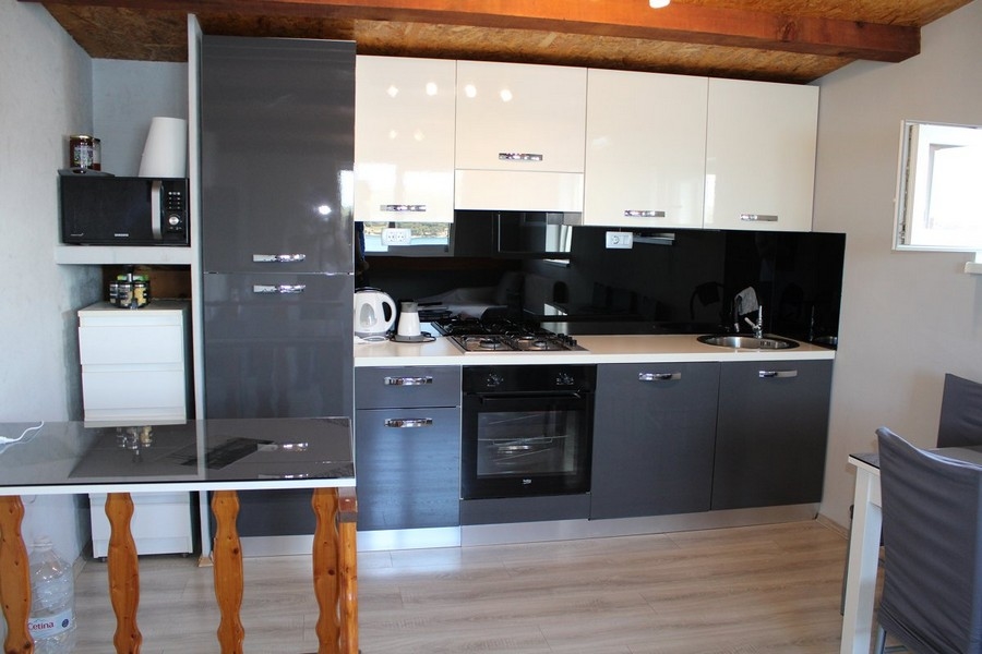 Moderní kuchyně v domě v Chorvatsku, ideální pro každého, kdo si plánuje koupit dům v Chorvatsku a chce si užívat života u moře.