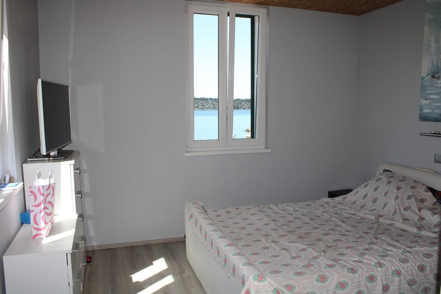 Ložnice s výhledem na moře, perfektní nabídka pro každého, kdo si chce koupit dům v Chorvatsku a každé ráno se probudit s tímto výhledem.