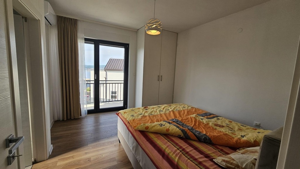 Ložnice s balkonem a výhledem na moře