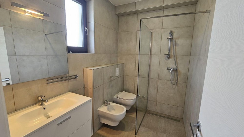 Moderní koupelna se sprchovým koutem