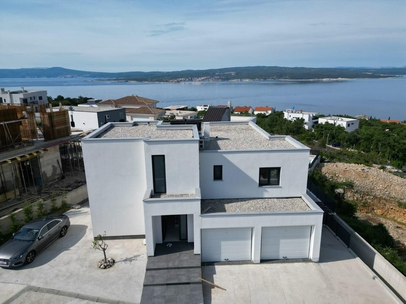 Moderní vila s výhledem na moře a dvěma garážemi na prodej.