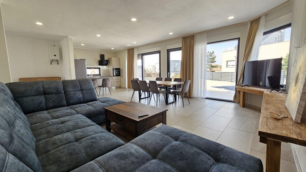 Světlý obývací pokoj s otevřenou kuchyní, ideální pro koupi vily v Chorvatsku