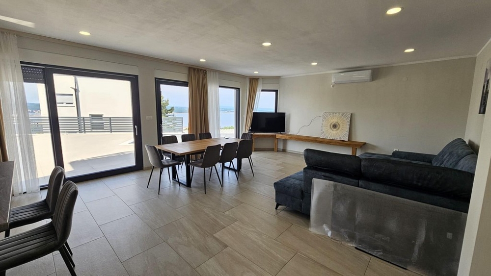 Prostorný obývací prostor se vstupem na terasu vily H3018, nabízené k prodeji v Crikvenici (Chorvatsko).