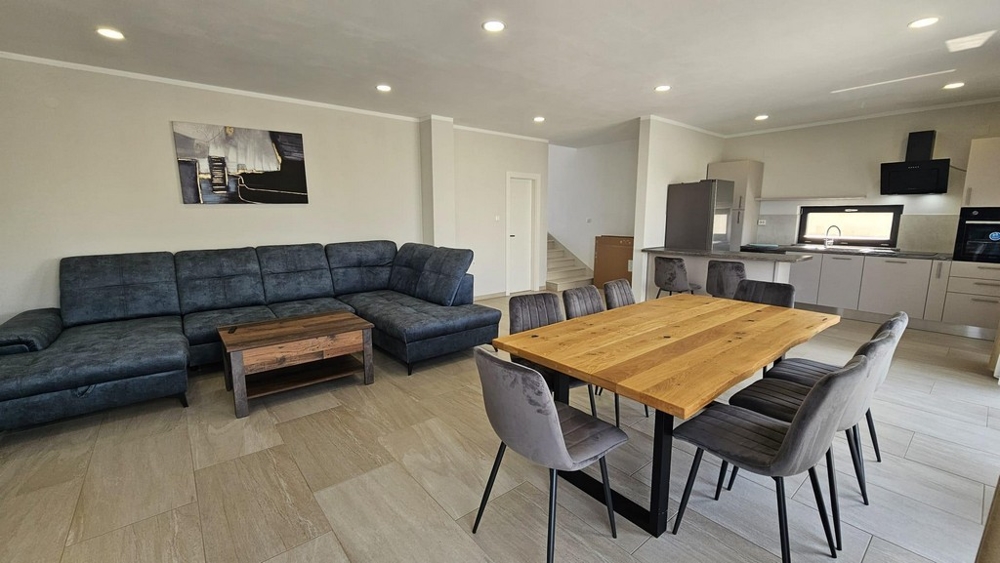 Jídelní kout a obývací pokoj nemovitosti H3018, kterou Panorama Scouting nabízí k prodeji.