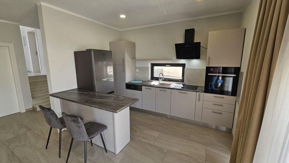 Moderní kuchyně s kvalitními spotřebiči, vhodná ke koupi vily v Chorvatsku