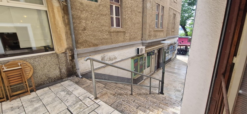 Schodiště s výhledem do ulice a obchodů