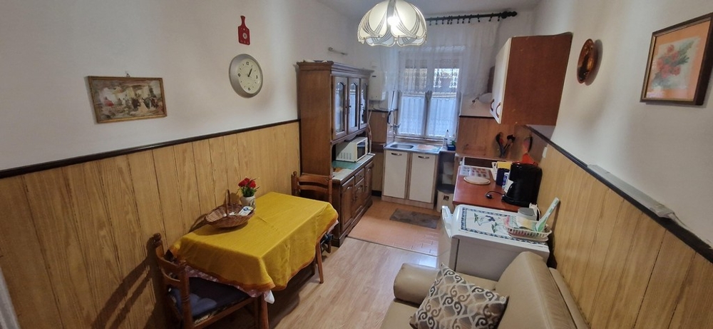 Útulná kuchyně a jídelní kout v domě v Crikvenici