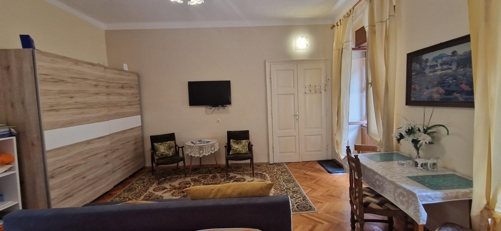 Obývací pokoj s TV a jídelním stolem v domě v Crikvenici