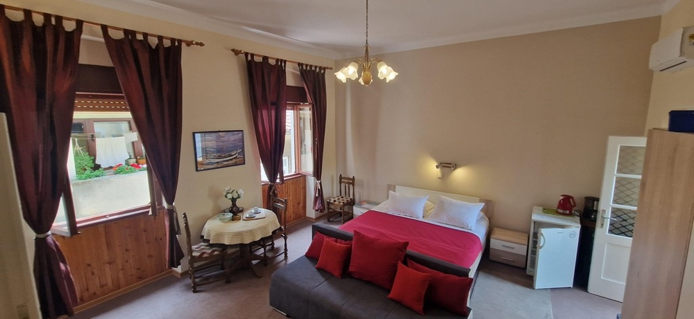 Velká ložnice s posezením a spoustou přirozeného světla