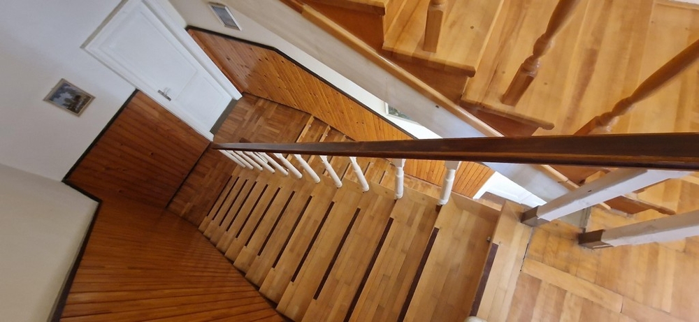 Dřevěné schodiště a chodba v domě v Crikvenici