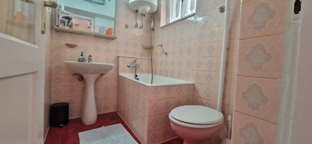 Koupelna s vanou a umyvadlem