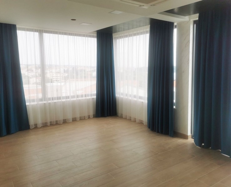 Další ložnice se vstupem na terasu a výhledem na bazén