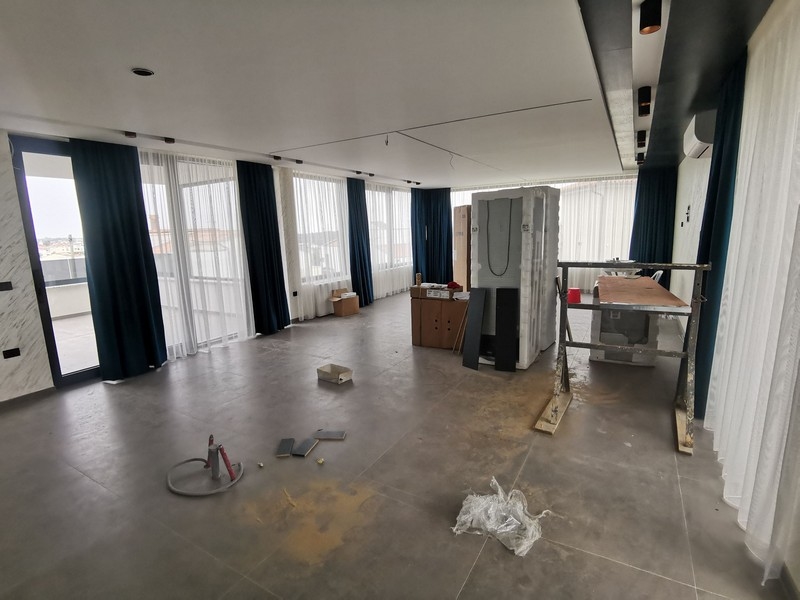 Obývací pokoj s velkými okny a krásným výhledem