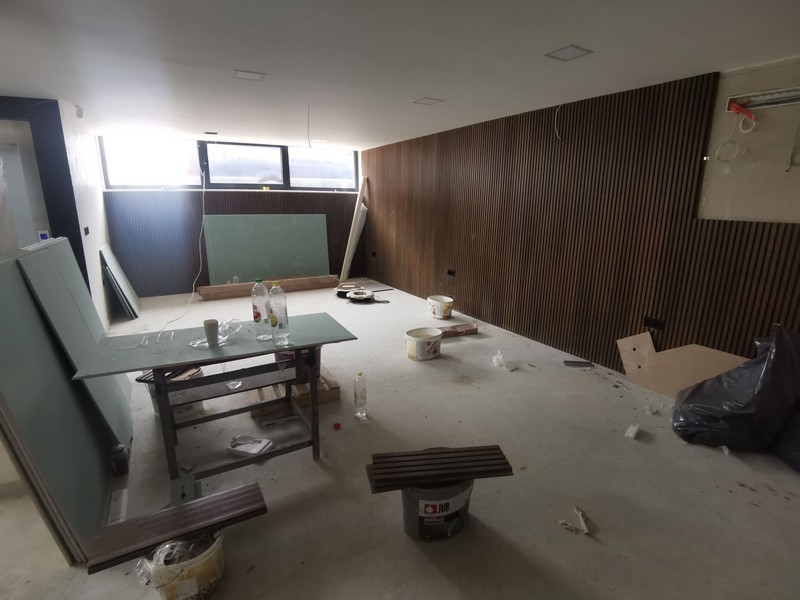 Prostorný obývací pokoj ve vile během závěrečné fáze rekonstrukce