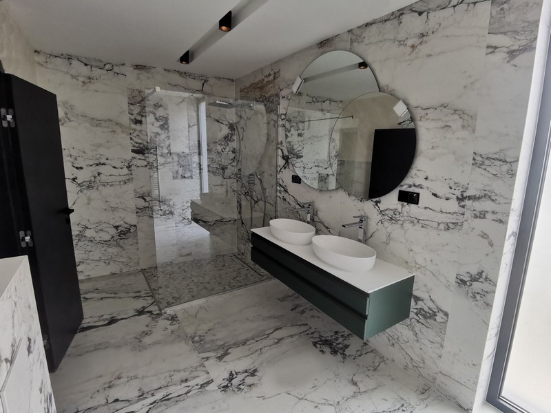 Moderní koupelna s kvalitními mramorovými prvky a dvojitými umyvadly