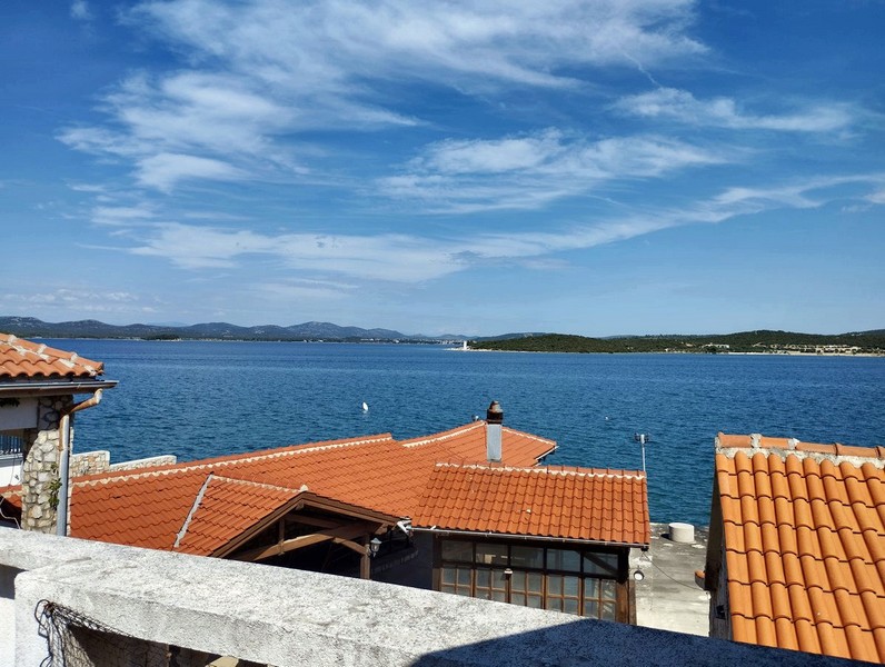 Výhled na moře domu H3023, který je na prodej v Betině na ostrově Murter.