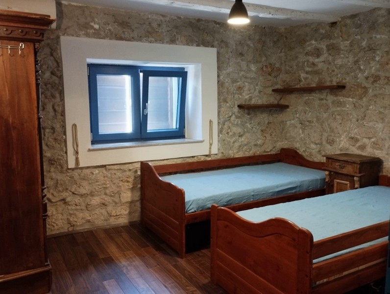 Ložnice se dvěma samostatnými lůžky, ideální pro rodiny, které chtějí koupit dům v Chorvatsku.