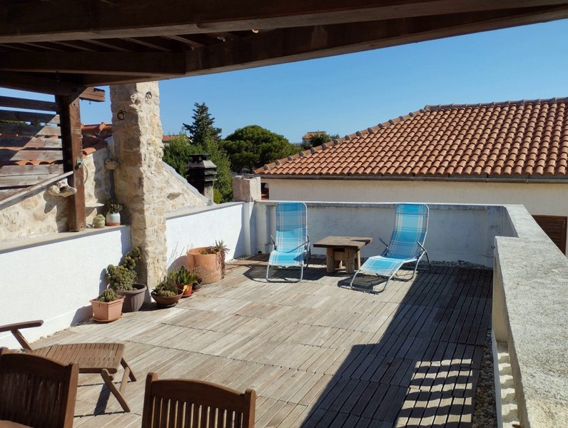 Prostorná střešní terasa domu H3023, nabízený k prodeji v Betině.