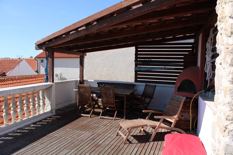 Krytá část střešní terasy nemovitosti H3023 v Betině na Murteru.