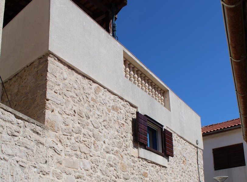 Horní fasáda tradičního kamenného domu v Betině, ideální pro ty, kteří si chtějí koupit dům v Chorvatsku.