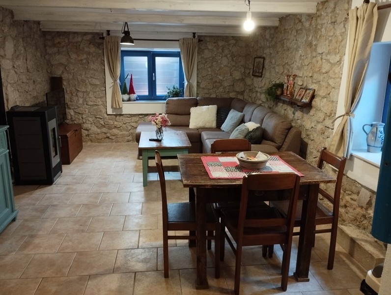 Útulný obývací a jídelní kout v tradičním stylu, ideální pro koupi domu v Chorvatsku.