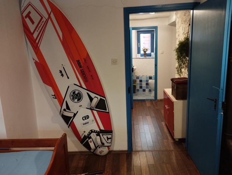 Pohled na chodbu se surfem, vhodná pro každého, kdo si chce koupit dům v Chorvatsku.