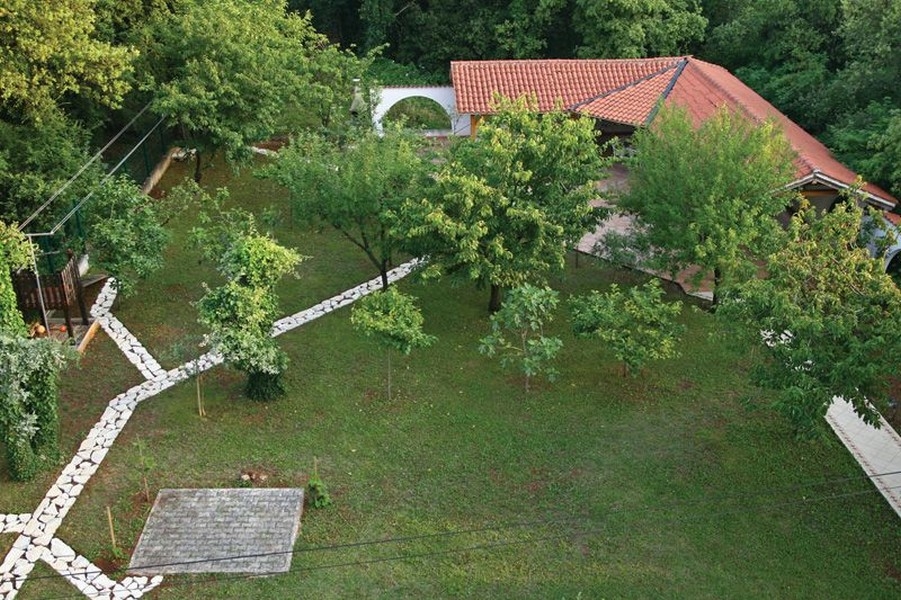 Pohled do zahrady shora, dům v Poreči, Chorvatsko