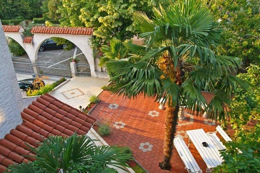 Nádvoří s palmami, dům v Poreči, Chorvatsko