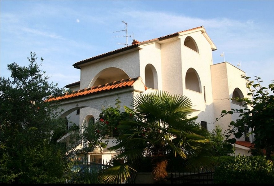 Fasáda domu s oblouky, dům v Poreči, Chorvatsko