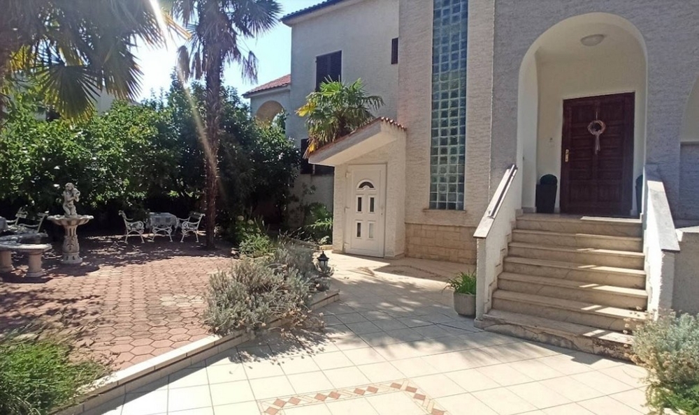 Vchod s venkovním schodištěm a zahradou, dům v Poreči, Chorvatsko