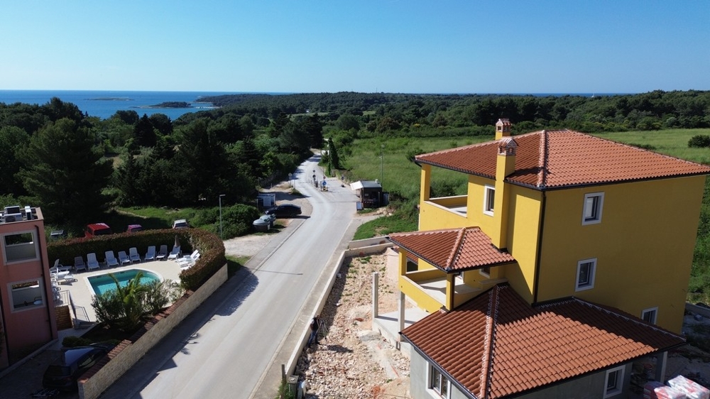 Vila v Chorvatsku ve výstavbě, která se nachází v klidné ulici s panoramatickým výhledem na moře a okolní zelené plochy