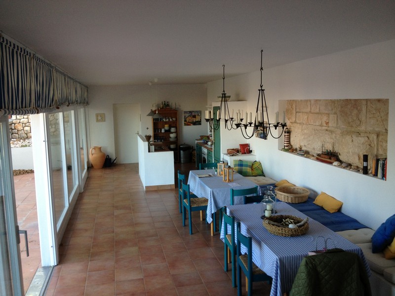 Jídelní kout a výhled do zrekonstruované kuchyně.