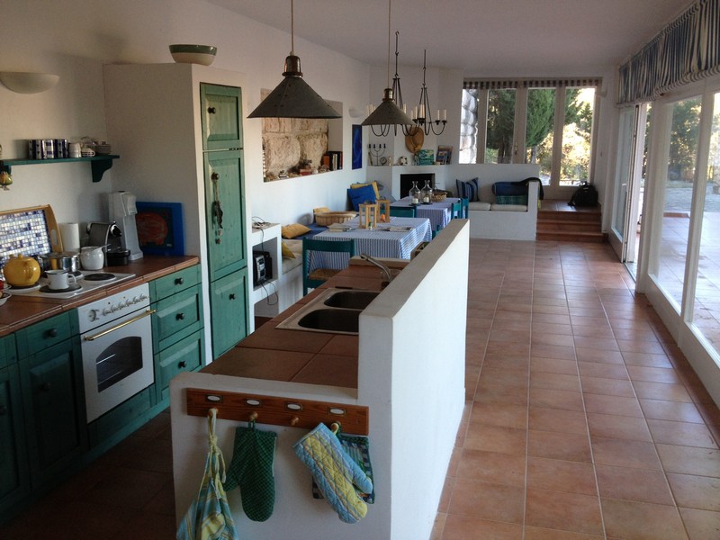 Středomořská kuchyně v domě H3033 na prodej nedaleko Senje v Chorvatsku.