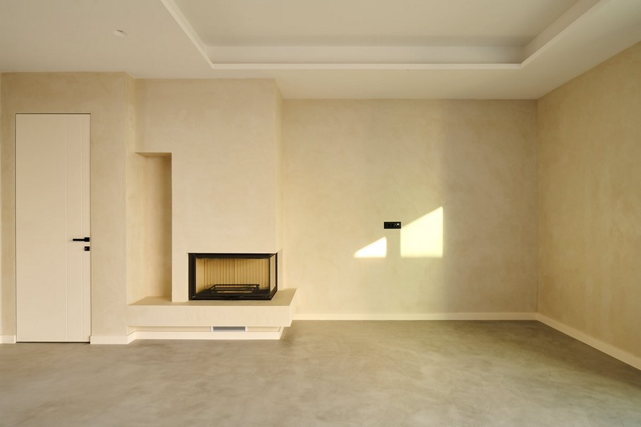 Krb v obývacím pokoji.