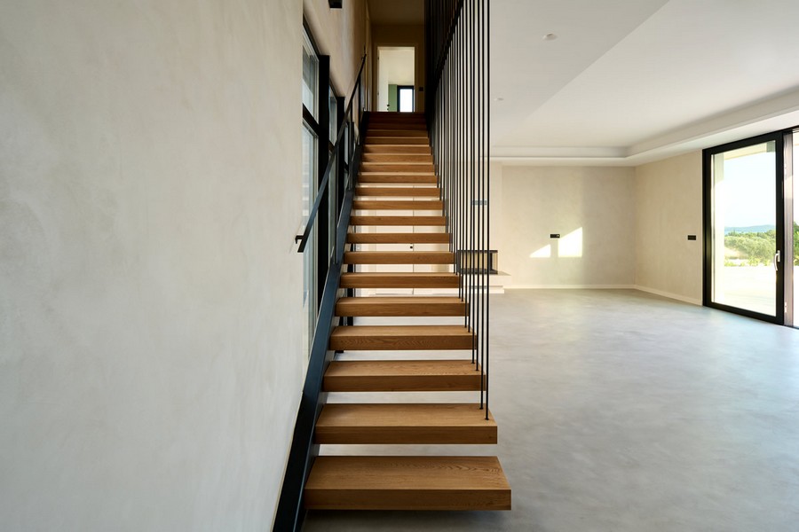 Moderní schodiště do horního patra.